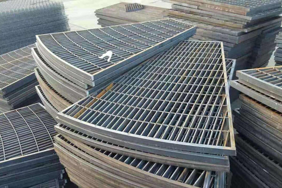 La sicurezza dell'ANSI NAAMM ha galvanizzato la grata d'acciaio del passaggio pedonale a forma di ventaglio